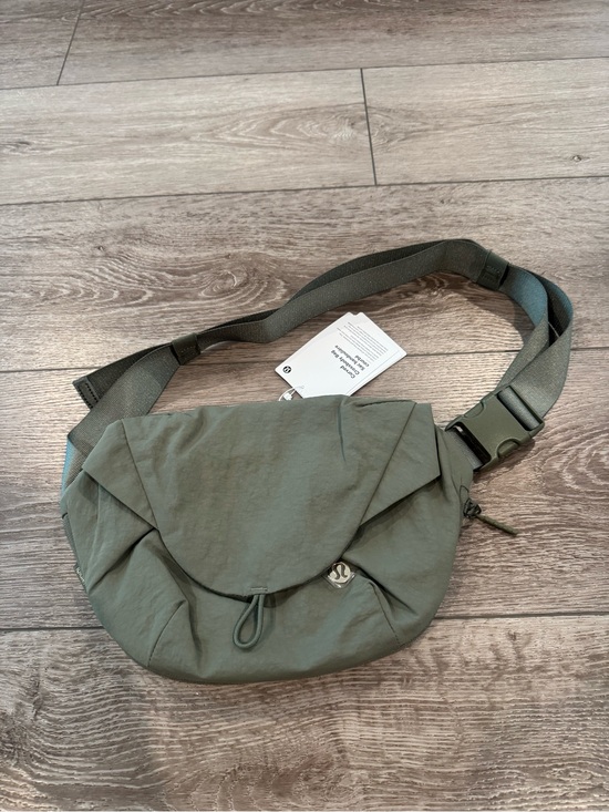 lululemon athletica Handbags - NWT Lululemon Curved Crossbody, color Bay Leaf, 3L capacity